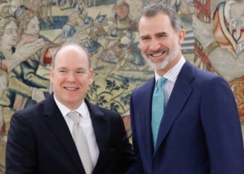 El Rey Felipe VI y el Príncipe Alberto II de Mónaco posando juntos