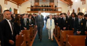El Rey Felipe VI camina por la capilla del Lakefield College con estudiantes.