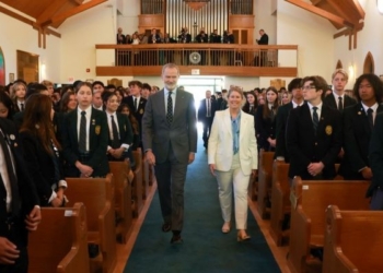 El Rey Felipe VI camina por la capilla del Lakefield College con estudiantes.