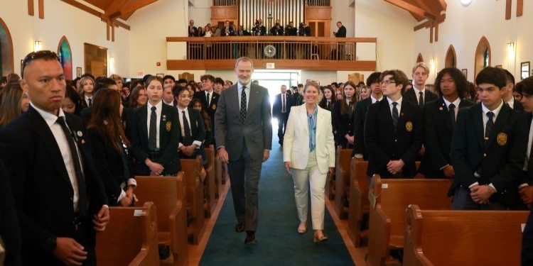 El Rey Felipe VI camina por la capilla del Lakefield College con estudiantes.