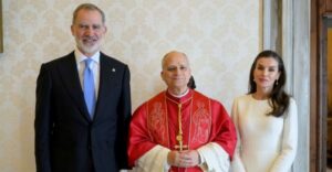El Papa León XIV con los Reyes de España en una audiencia oficial.