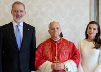 El Papa León XIV con los Reyes de España en una audiencia oficial.