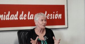 Alicia Armesto hablando durante una entrevista en Madrid sobre su detención en Libia.