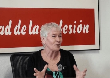 Alicia Armesto hablando durante una entrevista en Madrid sobre su detención en Libia.