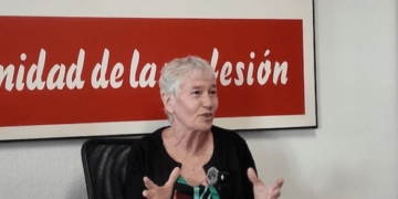 Alicia Armesto hablando durante una entrevista en Madrid sobre su detención en Libia.