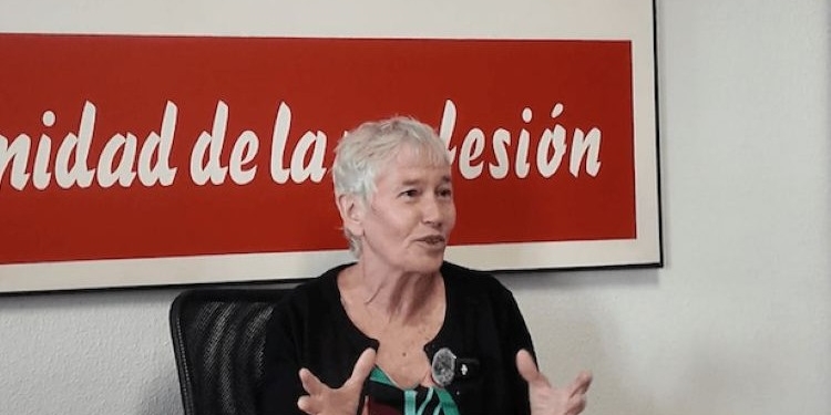 Alicia Armesto hablando durante una entrevista en Madrid sobre su detención en Libia.