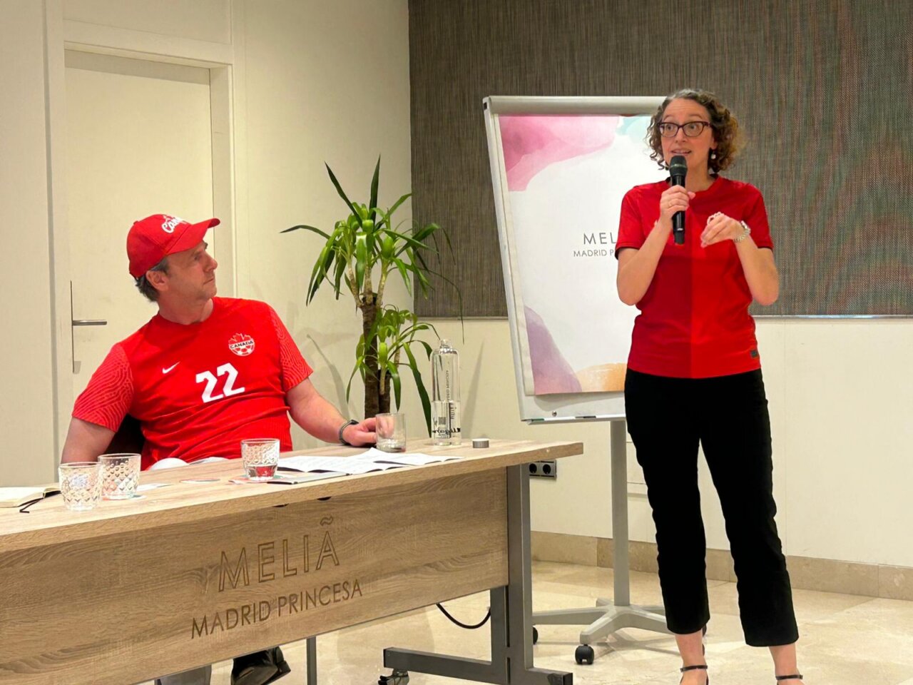 Participantes en una tertulia sobre el Mundial de Fútbol 2026 en Madrid