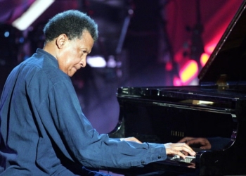 Abdullah Ibrahim tocando el piano en un concierto de jazz