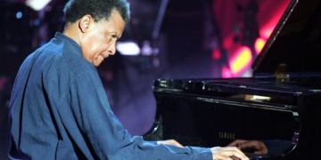 Abdullah Ibrahim tocando el piano en un concierto de jazz
