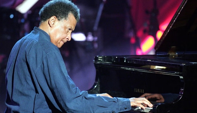 Abdullah Ibrahim tocando el piano en un concierto de jazz