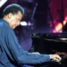 Abdullah Ibrahim tocando el piano en un concierto de jazz