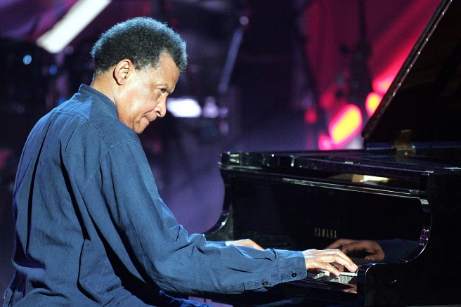 Abdullah Ibrahim tocando el piano en un concierto de jazz