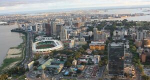 Vista panorámica de Abiyán, Costa de Marfil, con edificios y un estadio.