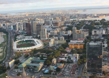Vista panorámica de Abiyán, Costa de Marfil, con edificios y un estadio.