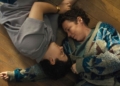 Escena de dos mujeres en el suelo durante una película del festival de cine LGTBI