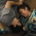 Escena de dos mujeres en el suelo durante una película del festival de cine LGTBI