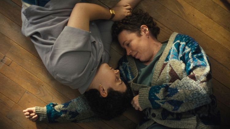 Escena de dos mujeres en el suelo durante una película del festival de cine LGTBI