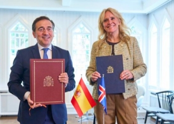 Albares y su homóloga de Islandia firman en Reikiavik un acuerdo de consultas políticas