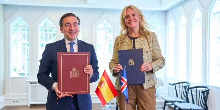 Albares y su homóloga de Islandia firman en Reikiavik un acuerdo de consultas políticas