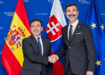 Ministros de Asuntos Exteriores de España y Eslovaquia estrechando manos