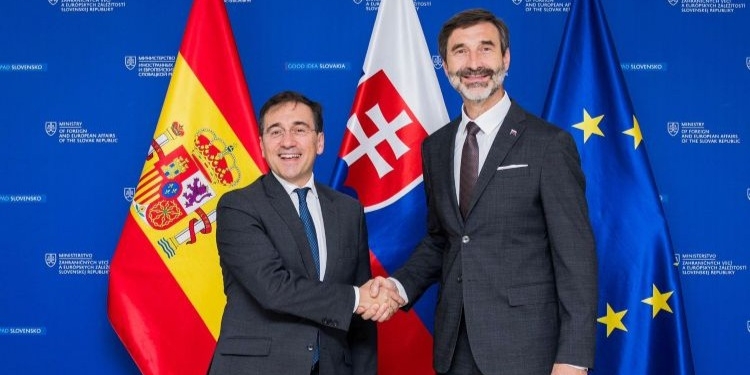 Ministros de Asuntos Exteriores de España y Eslovaquia estrechando manos