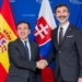 Ministros de Asuntos Exteriores de España y Eslovaquia estrechando manos