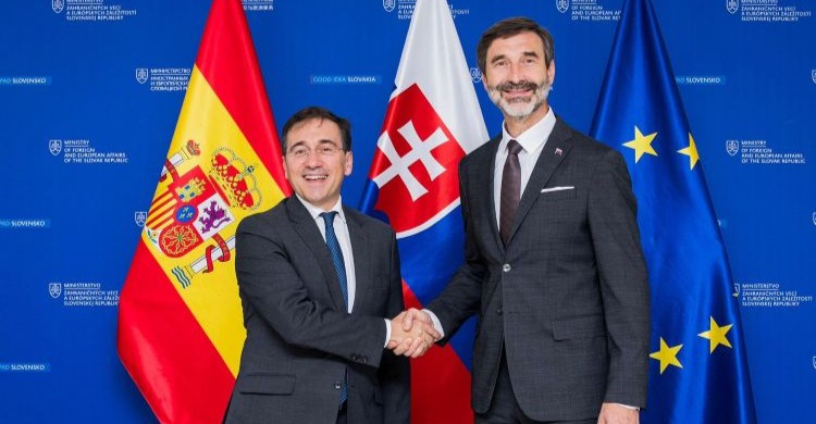 Ministros de Asuntos Exteriores de España y Eslovaquia estrechando manos