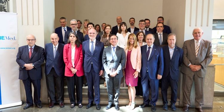 Reunión del Alto Patronato del IEMed en Barcelona con José Manuel Albares