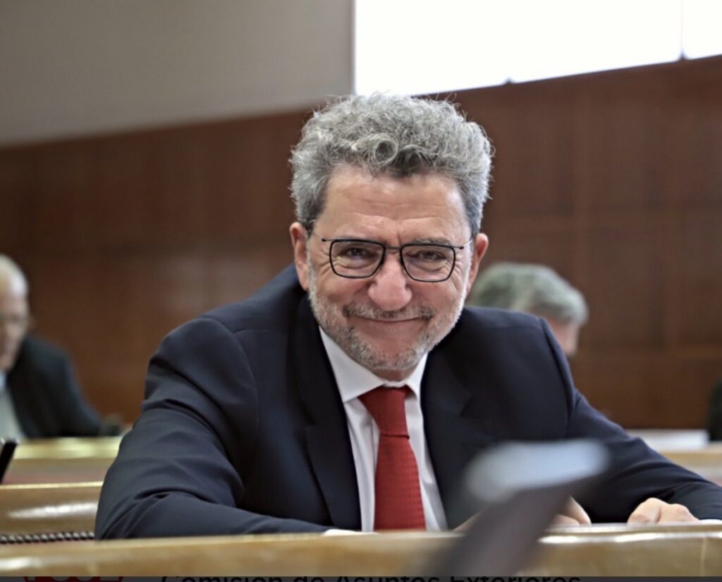 Antonio Gutiérrez Limones sonriendo en un entorno institucional
