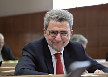 Antonio Gutiérrez Limones sonriendo en un entorno institucional