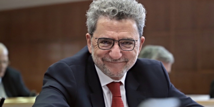Antonio Gutiérrez Limones sonriendo en un entorno institucional