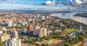 Vista aérea de la ciudad de Asunción en Paraguay con edificios y vegetación.