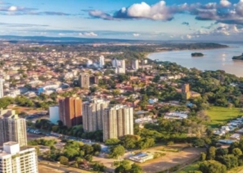 Vista aérea de la ciudad de Asunción en Paraguay con edificios y vegetación.