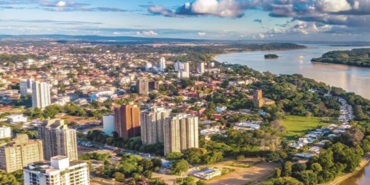 Vista aérea de la ciudad de Asunción en Paraguay con edificios y vegetación.