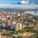 Vista aérea de la ciudad de Asunción en Paraguay con edificios y vegetación.