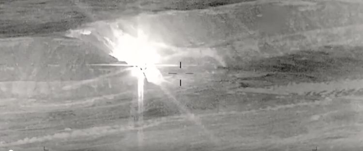 Ataque aéreo en Bahréin por fuerzas iraníes mostrando explosión