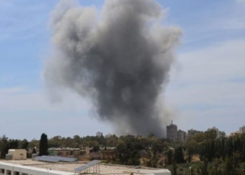 Nube de humo tras un ataque en Irán con edificios al fondo