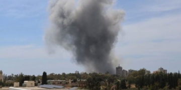 Nube de humo tras un ataque en Irán con edificios al fondo
