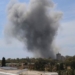 Nube de humo tras un ataque en Irán con edificios al fondo