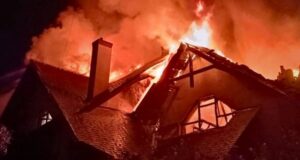 Edificio en llamas tras ataque aéreo en Ucrania