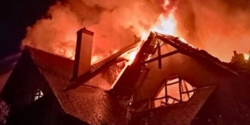 Edificio en llamas tras ataque aéreo en Ucrania