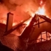 Edificio en llamas tras ataque aéreo en Ucrania