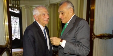 Josep Borrell y Javier Cremades conversando en la Embajada de Italia en Madrid