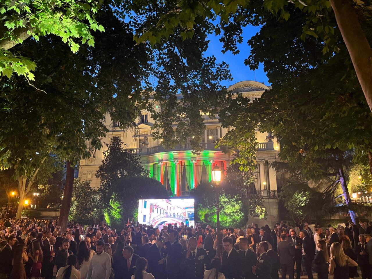 Celebración del 80 aniversario de la República Italiana en Madrid con asistentes y decoración.