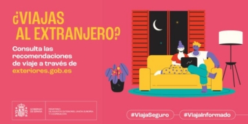 Ilustración de personas consultando recomendaciones de viaje en un sofá
