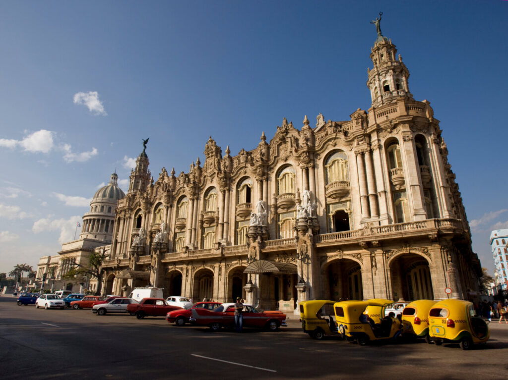 Vista del Capitolio y Gran Teatro de La Habana con autos clásicos