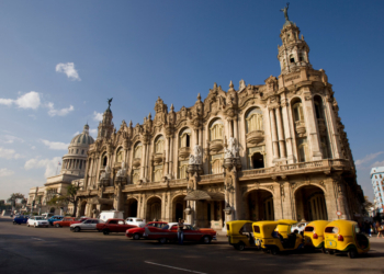 Vista del Capitolio y Gran Teatro de La Habana con autos clásicos