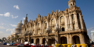 Vista del Capitolio y Gran Teatro de La Habana con autos clásicos