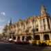 Vista del Capitolio y Gran Teatro de La Habana con autos clásicos