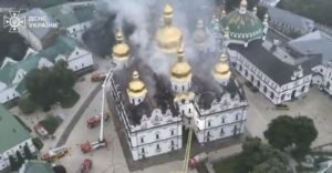 Vista aérea de la Catedral de Kievo-Petchersk en llamas